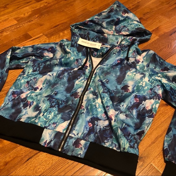 Meaner Lightweight Windbreaker with Hood Size Medium - Picture 4 of 13